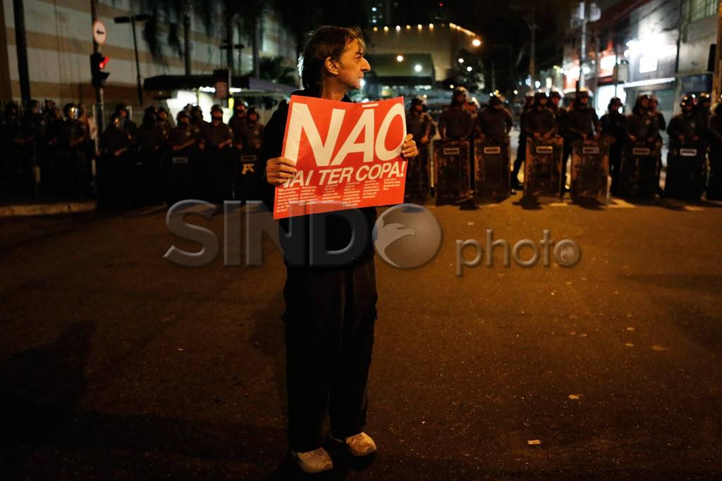 Ribuan demonstran tolak...