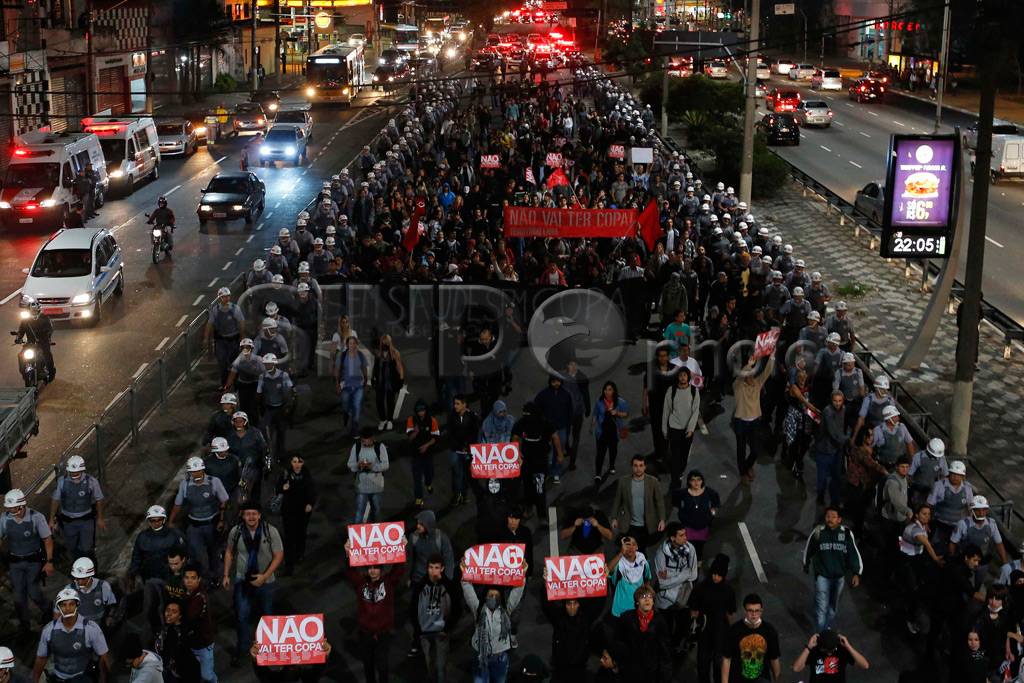 Ribuan demonstran tolak...