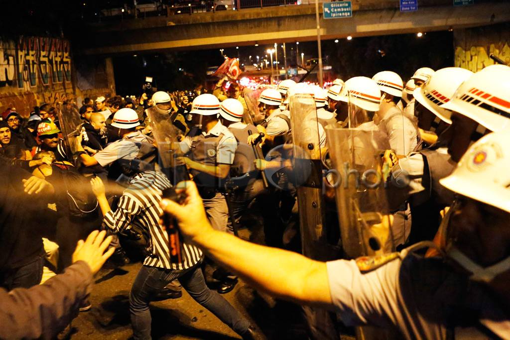 Ribuan demonstran tolak...