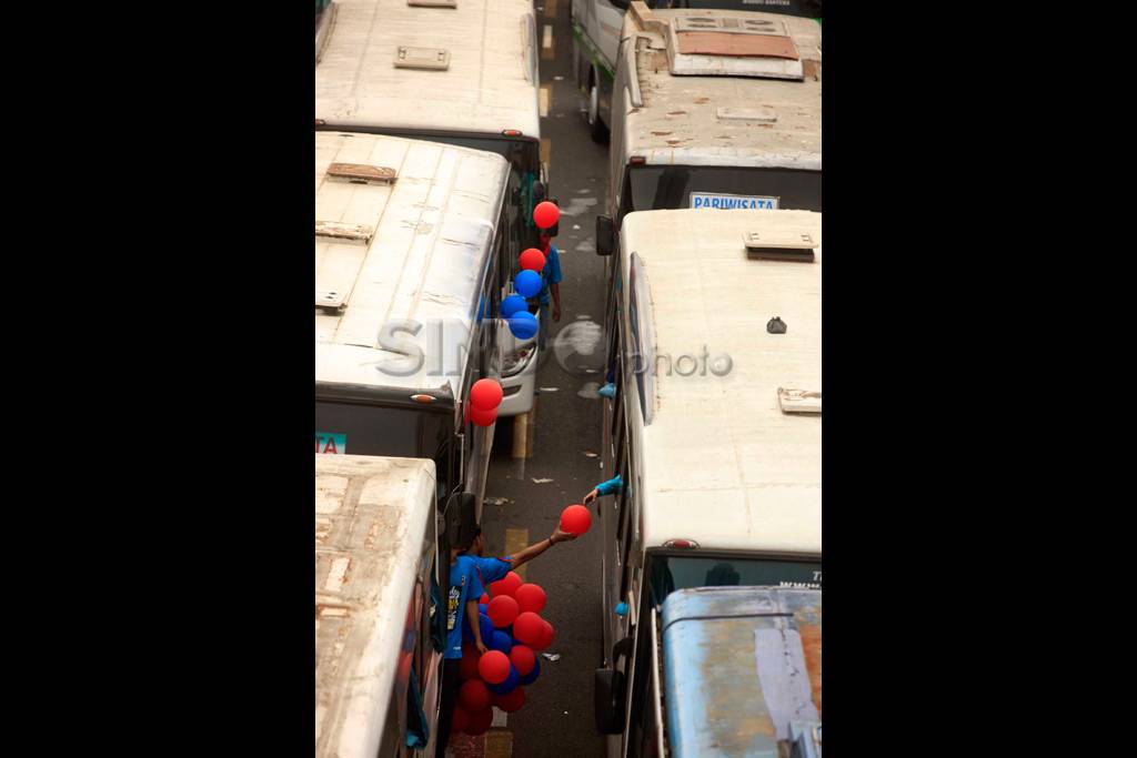 Ratusan bus buruh penuhi...