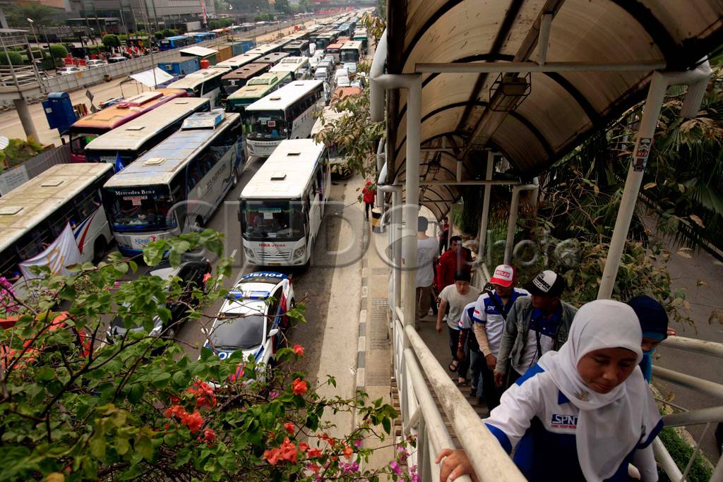 Ratusan bus buruh penuhi...