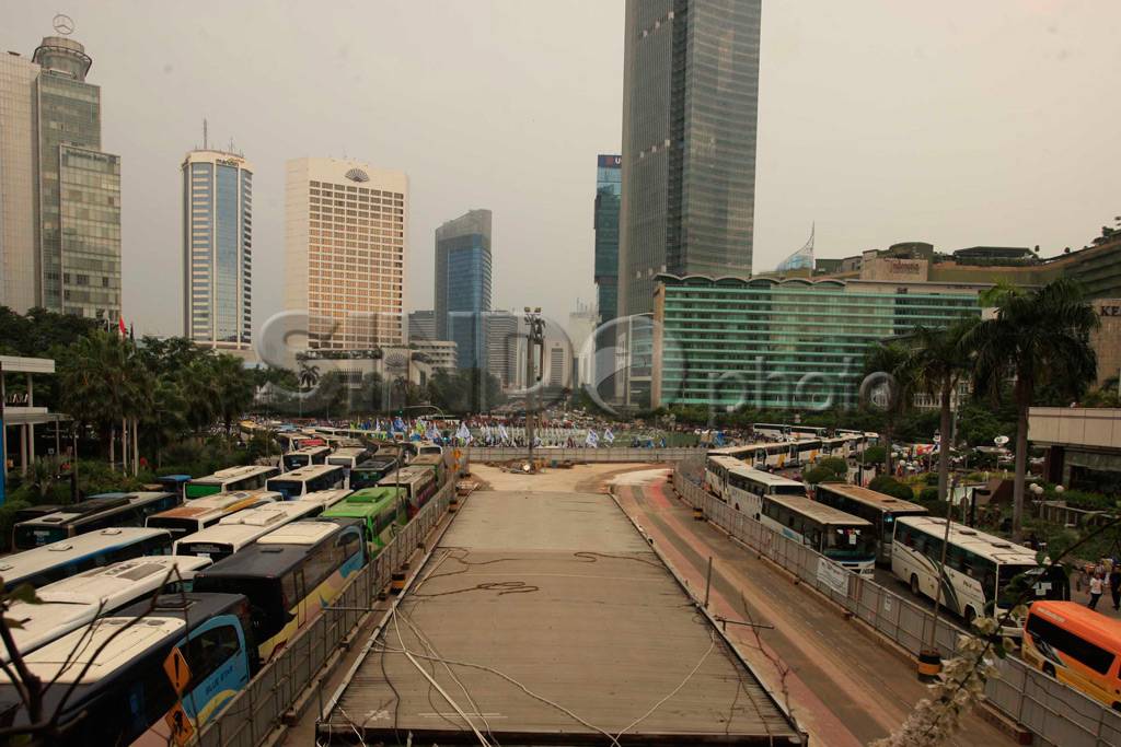 Ratusan bus buruh penuhi...