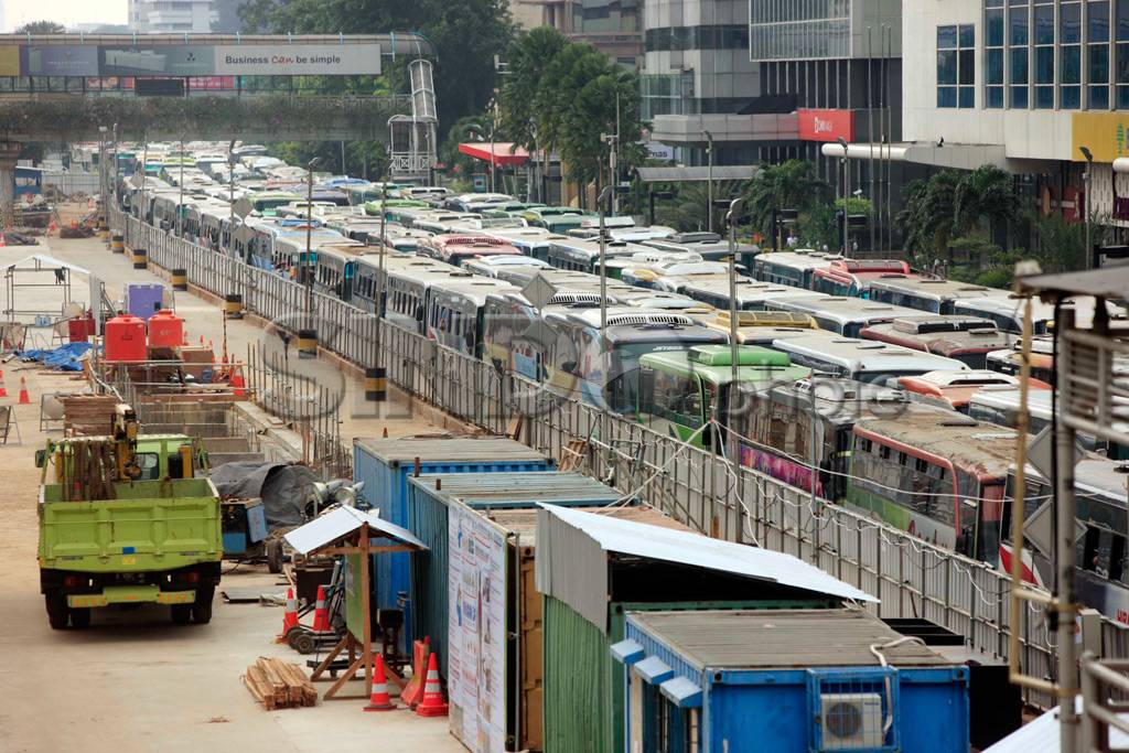 Ratusan bus buruh penuhi...