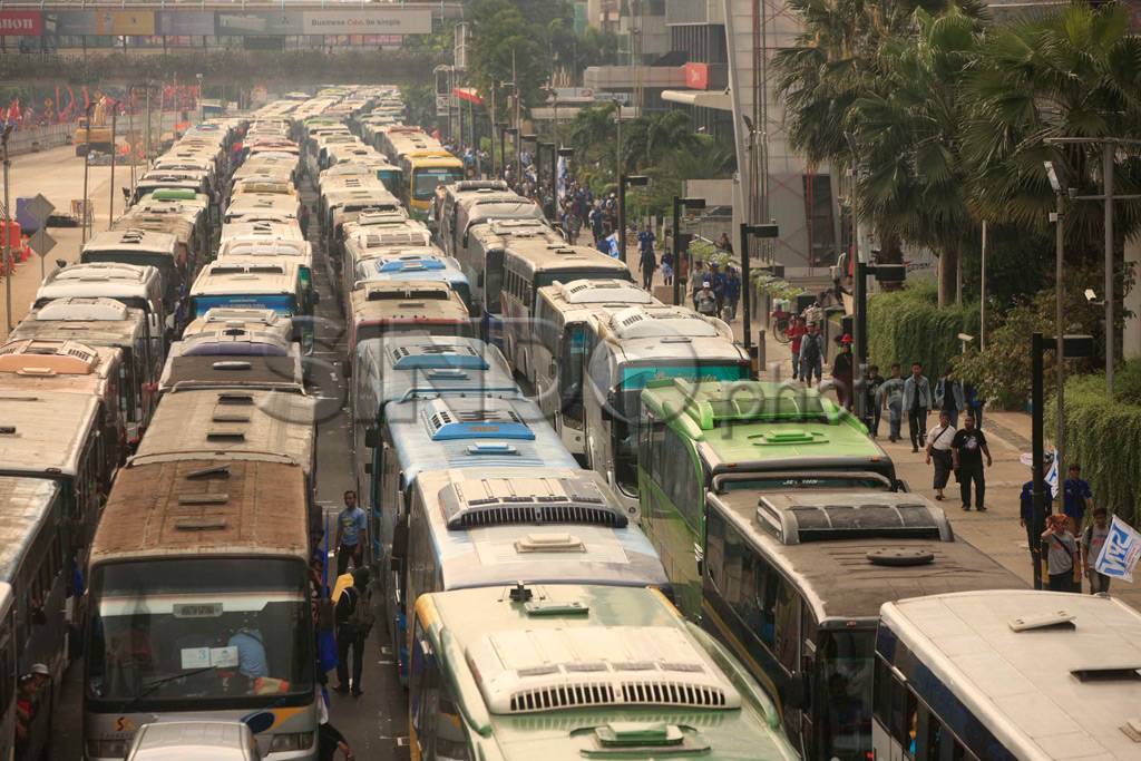 Ratusan bus buruh penuhi...