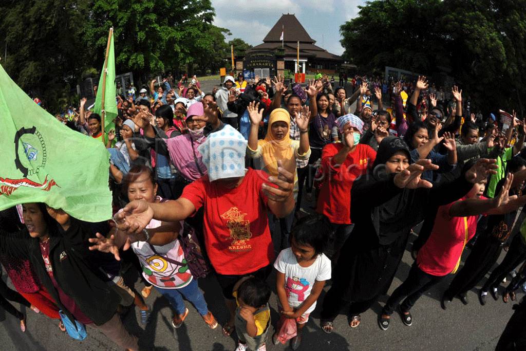 Buruh di Solo peringati...