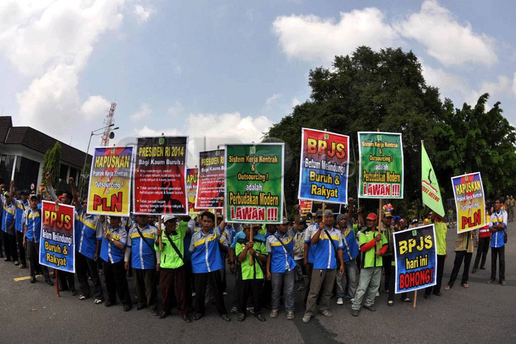 Buruh di Solo peringati...