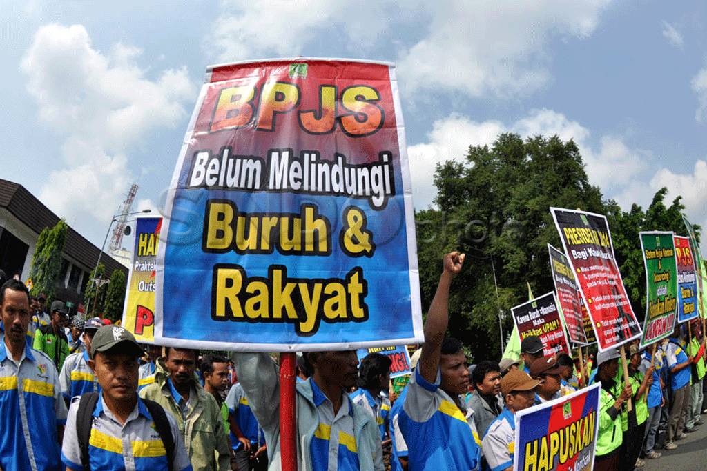 Buruh di Solo peringati...