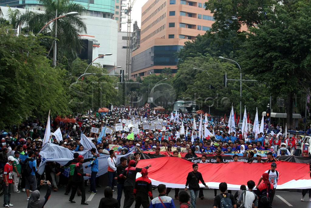 Ribuan buruh di Surabaya...