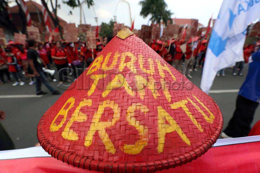Ribuan buruh di Surabaya...