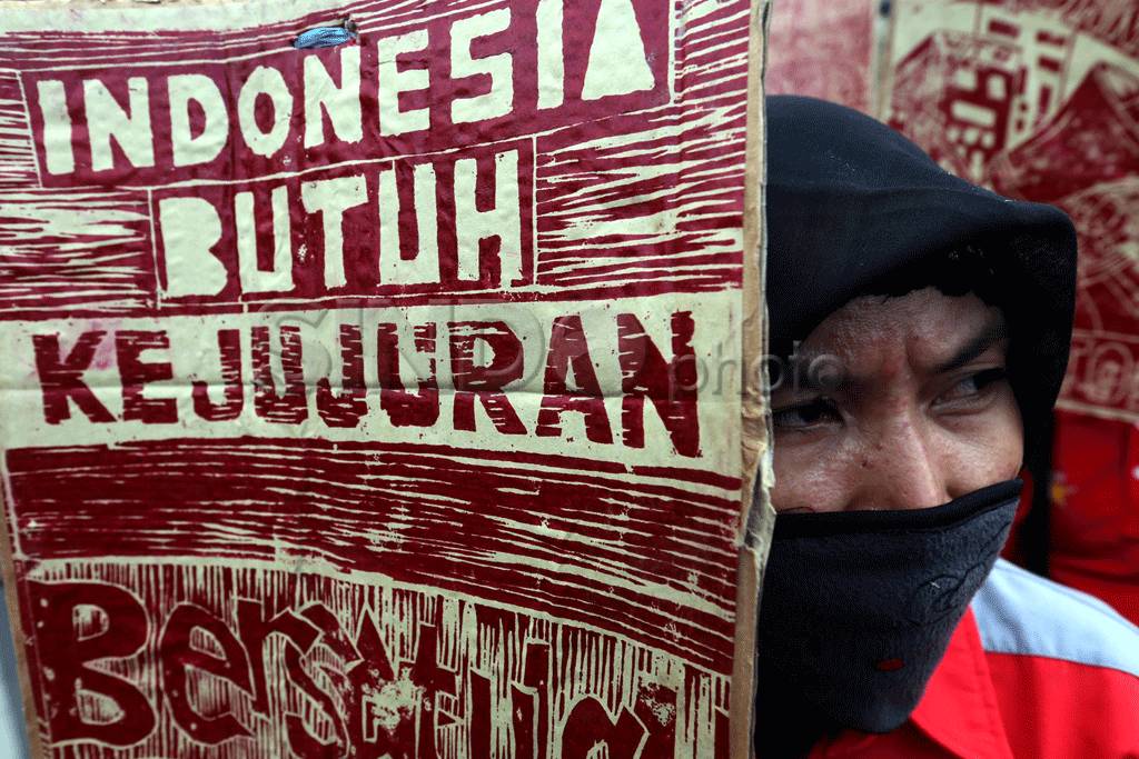 Ribuan buruh di Surabaya...