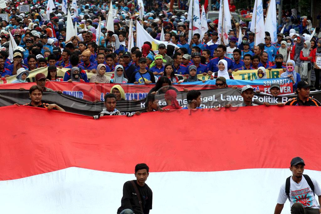Ribuan buruh di Surabaya...