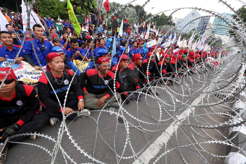 Ribuan buruh di Surabaya...