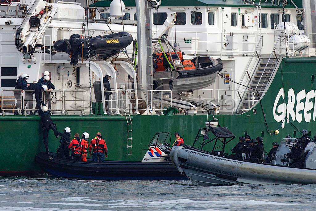 Greenpeace hadang kapal...