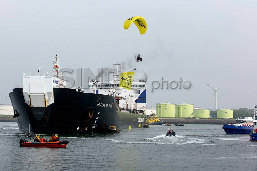 Greenpeace hadang kapal...