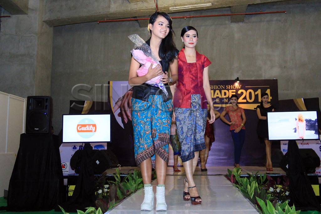 Fashion show koleksi...