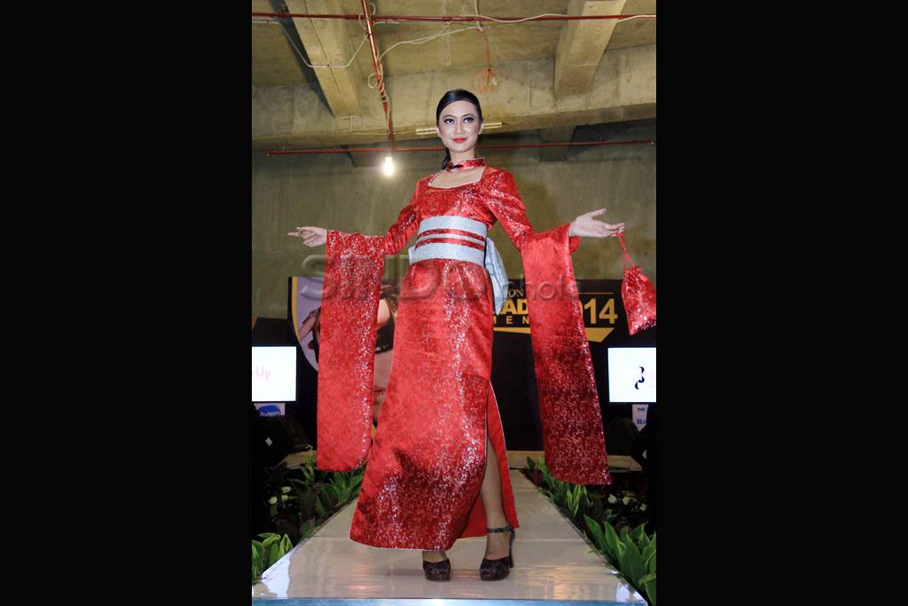 Fashion show koleksi...