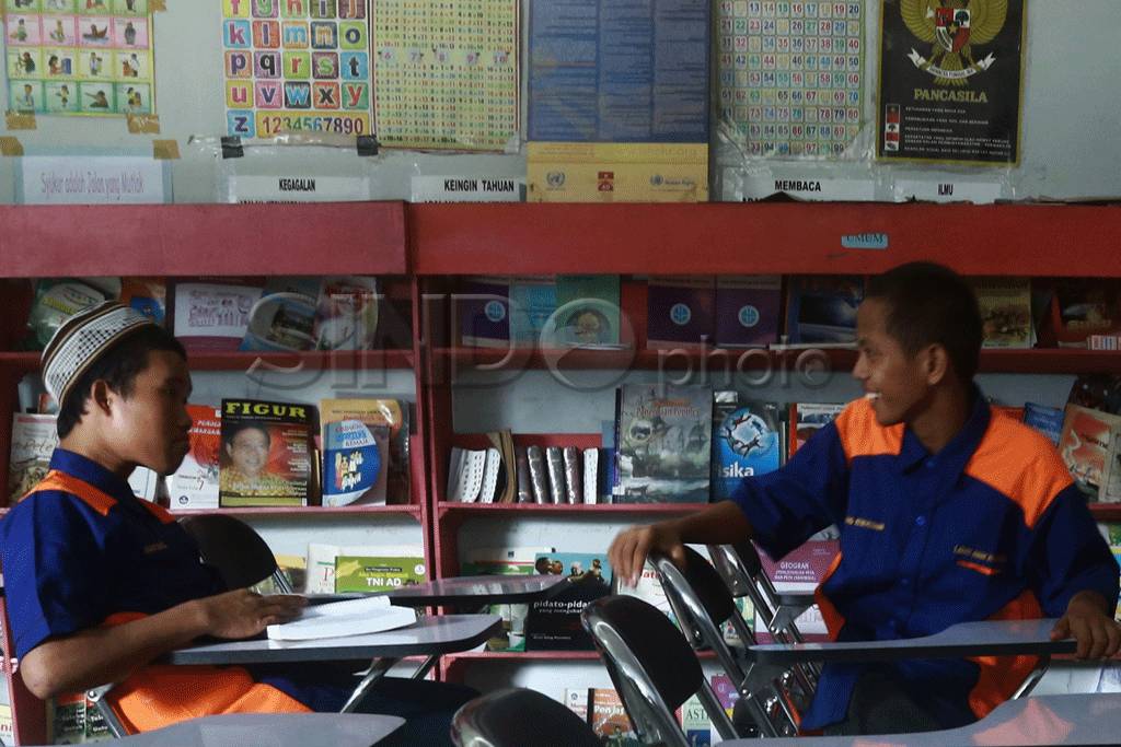 Siswa SMP kerjakan soal...