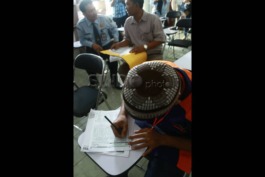 Siswa SMP kerjakan soal...