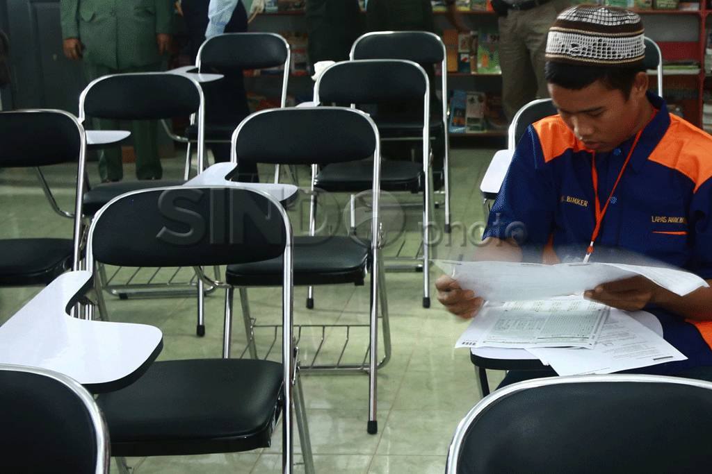 Siswa SMP kerjakan soal...