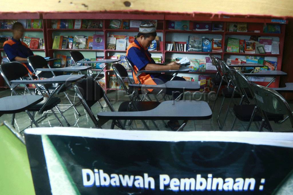 Siswa SMP kerjakan soal...