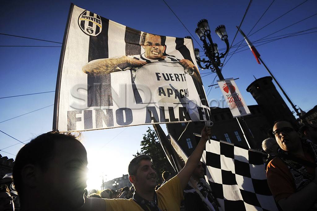 Fans Juventus rayakan...
