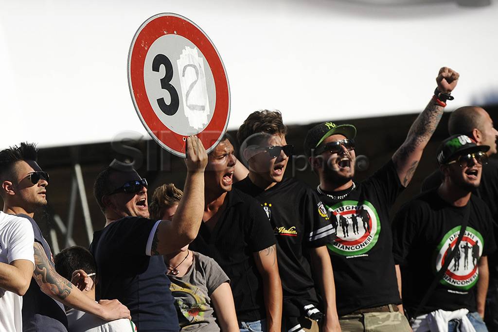 Fans Juventus rayakan...