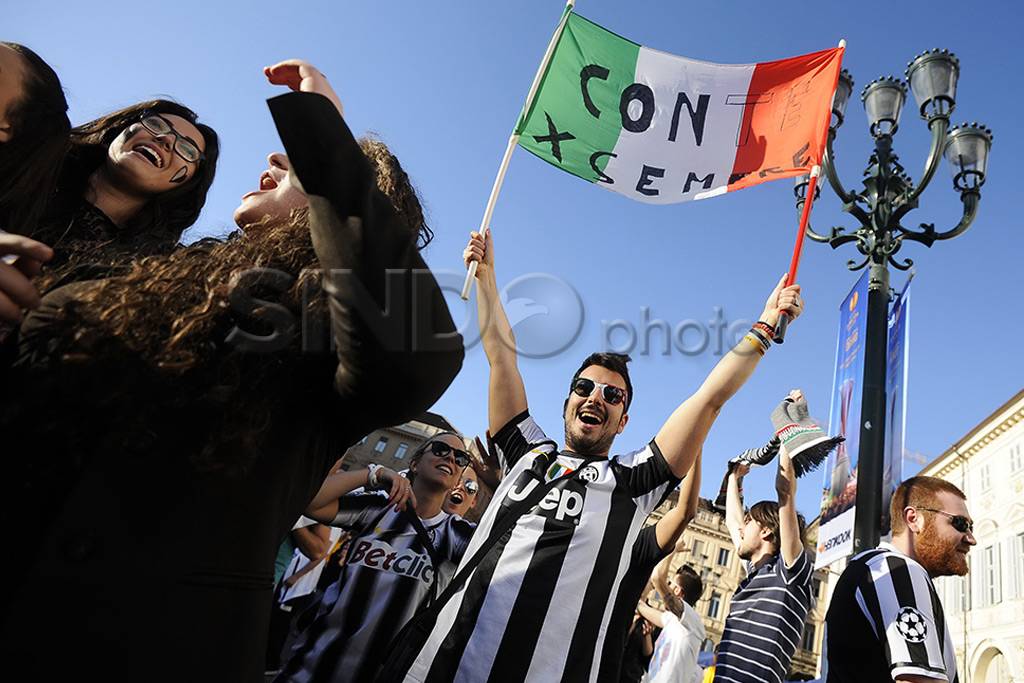 Fans Juventus rayakan...
