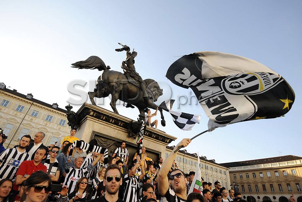 Fans Juventus rayakan...