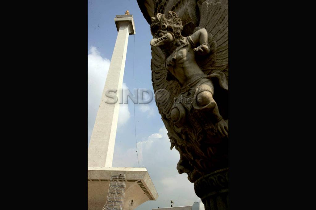 Bersihkan Monas dengan...