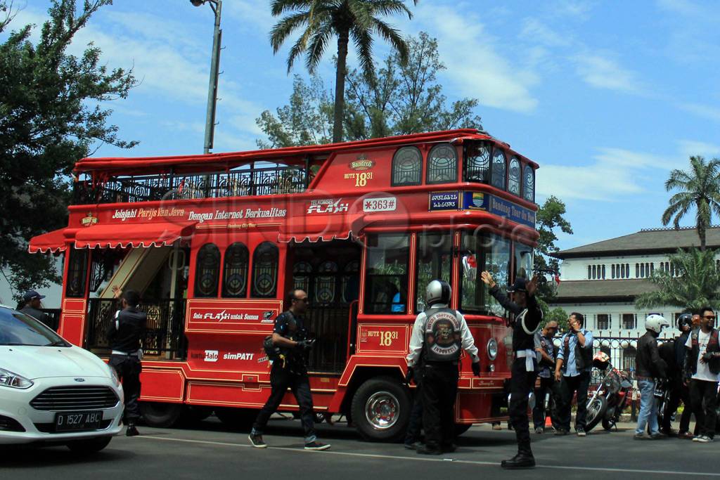 Bus Bandung Tour On...