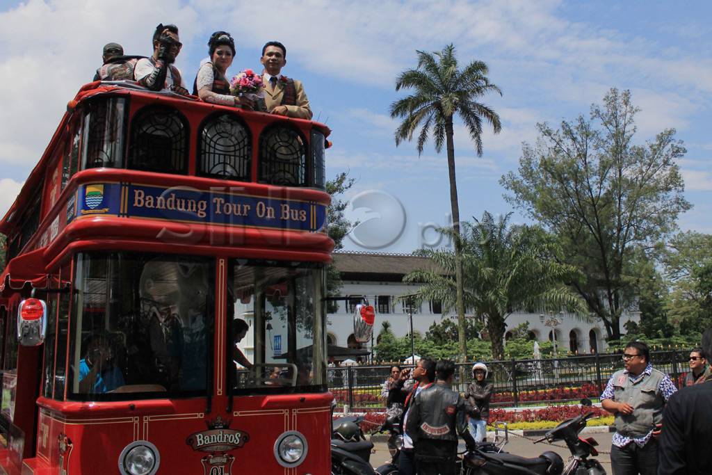 Bus Bandung Tour On...