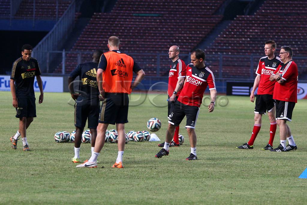 Tim Ajax Amsterdam jalani...