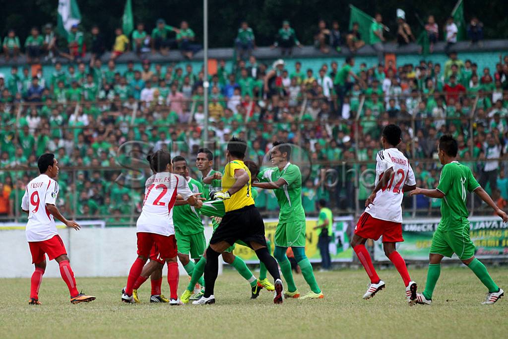 Pemain bentrok, laga...