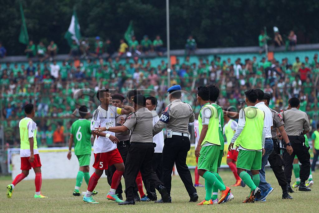 Pemain bentrok, laga...