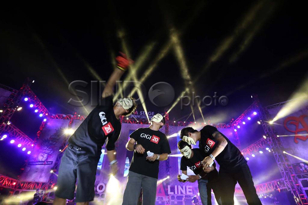 Slank hibur ribuan penggemar...