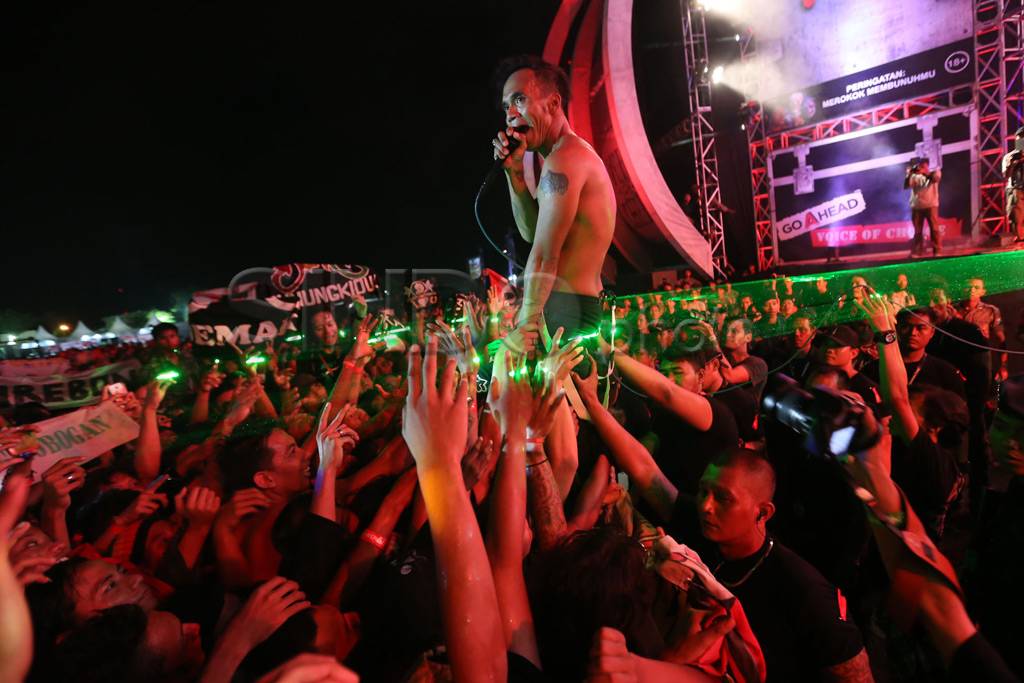 Slank hibur ribuan penggemar...