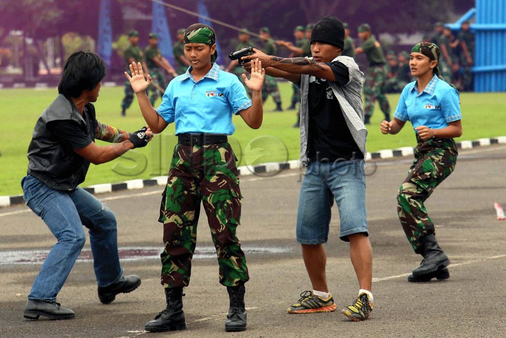 Prajurit TNI AL peringati...