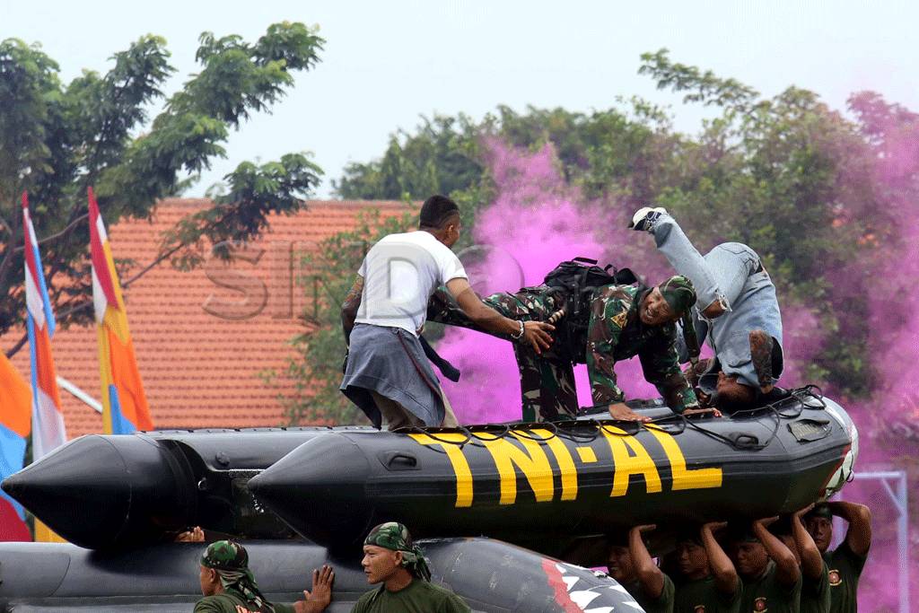 Prajurit TNI AL peringati...
