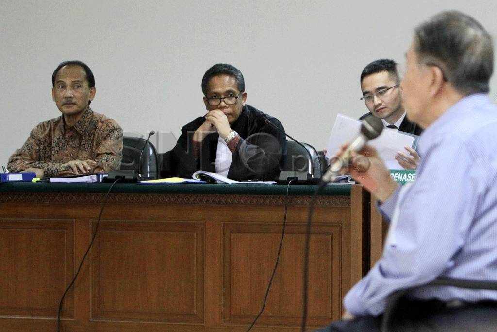 Jaksa KPK hadirkan tiga...