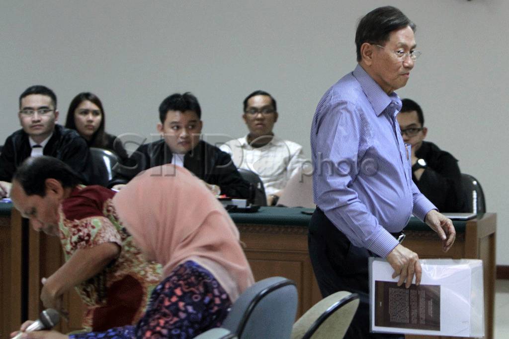 Jaksa KPK hadirkan tiga...