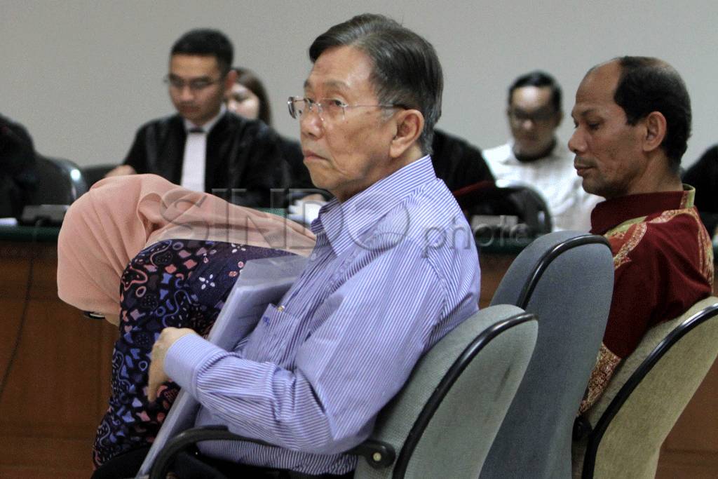 Jaksa KPK hadirkan tiga...