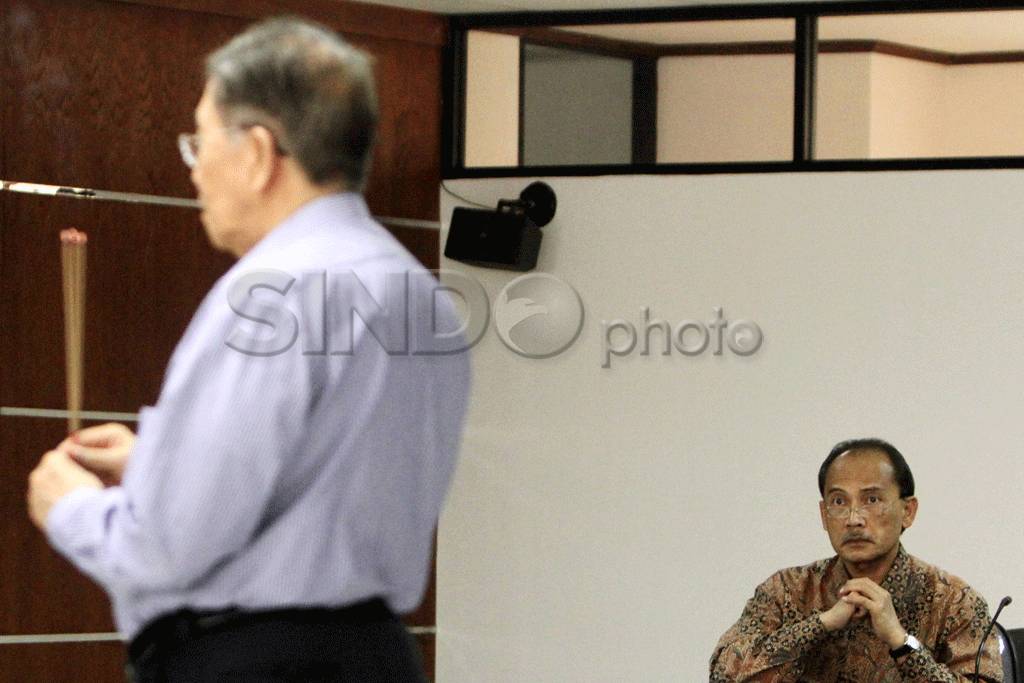 Jaksa KPK hadirkan tiga...