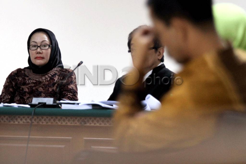 Ratu Atut dengarkan...