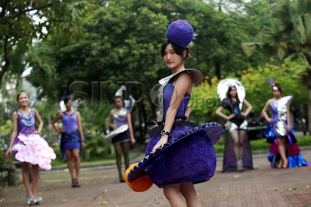 Gemerlapnya busana dari...