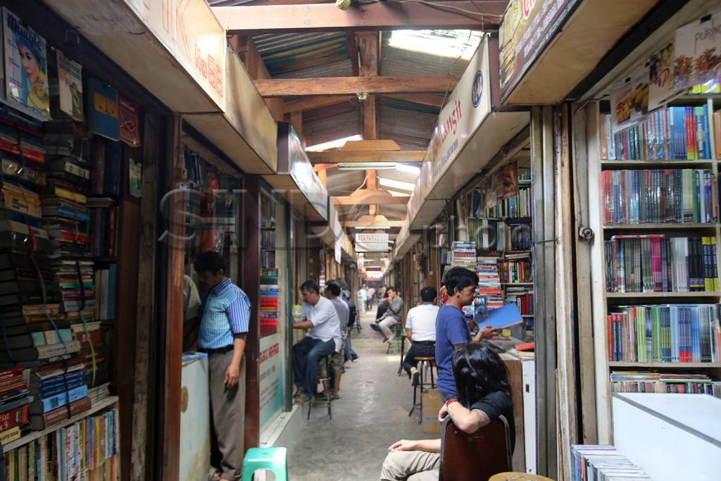 Pasar buku bekas di...