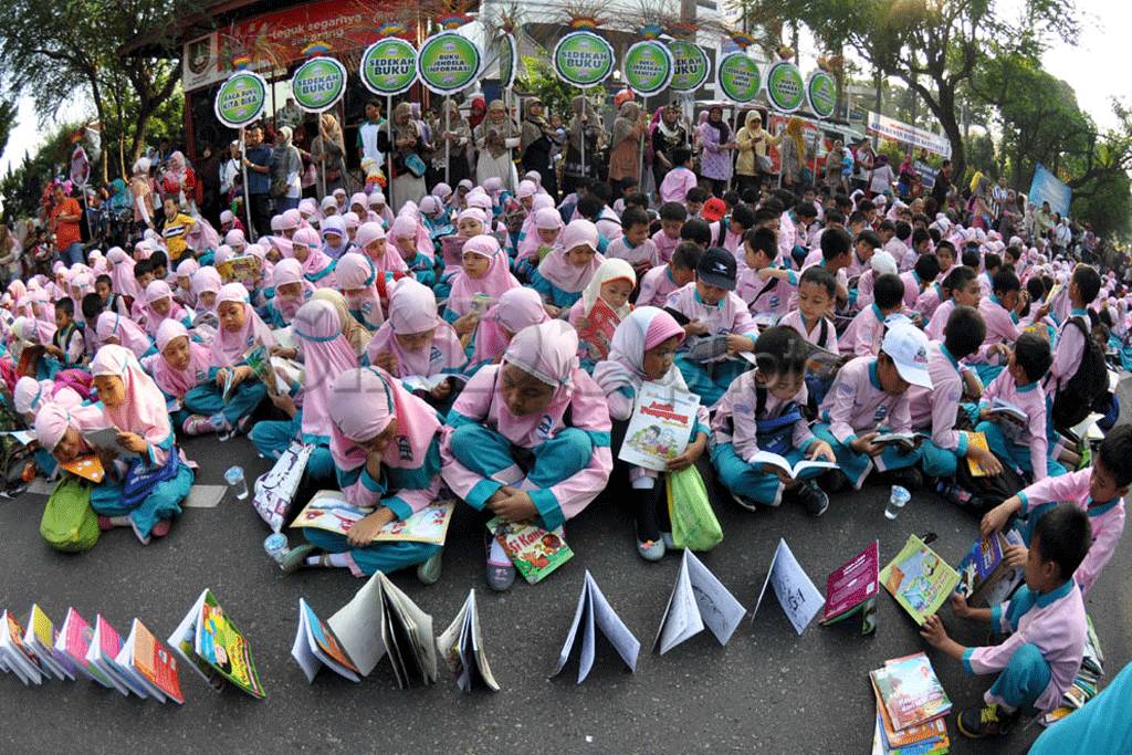 Peringati Hari Buku...