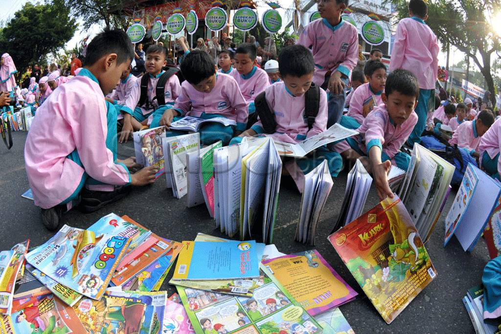 Peringati Hari Buku...