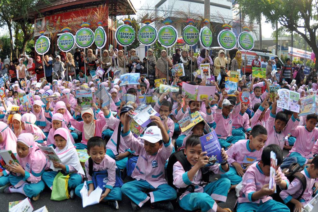 Peringati Hari Buku...