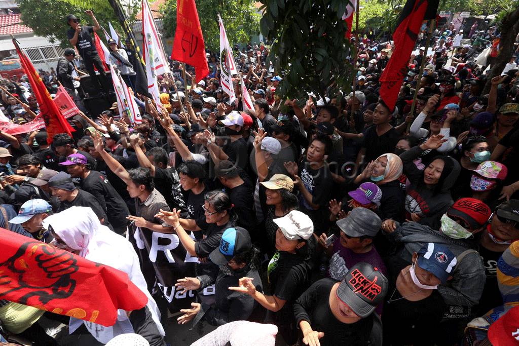 Ratusan warga tolak...