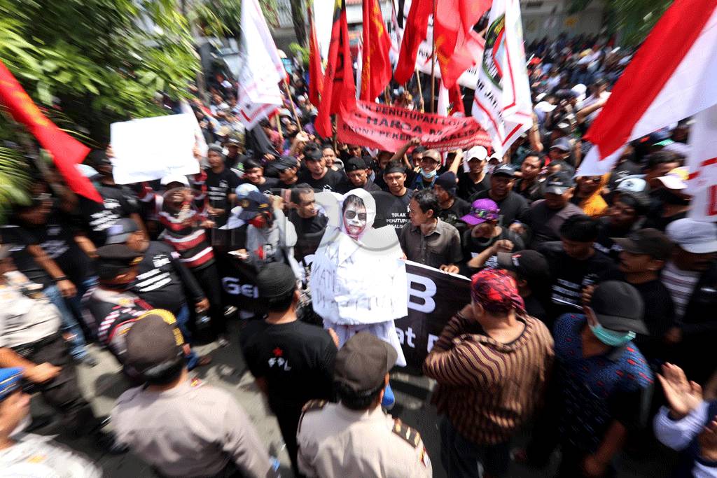 Ratusan warga tolak...